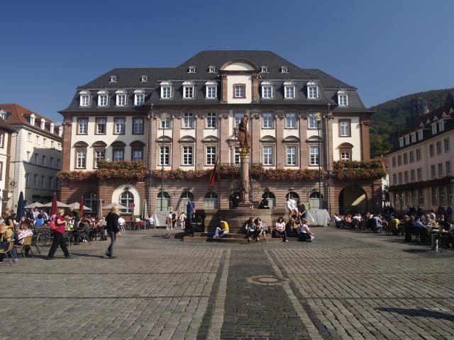 Das historische kurpfälzische Rathaus von Heidelberg. Erbaut 1701 bis 1703 im Barock-Stil, erweitert 1887 bis 1890 im  Neorenaissancestil.