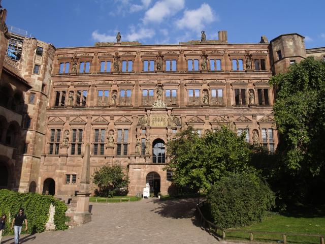Der »Ottheinrichsbau« im Schloss Heidelberg: Der kunstverliebte Kurfürst Ottheinrich ließ den größten Prachtbau des Schlosses 1556 bis 1560, als einen der wichtigsten Bauten der Renaissance nördlich der Alpen,  errichten. 
