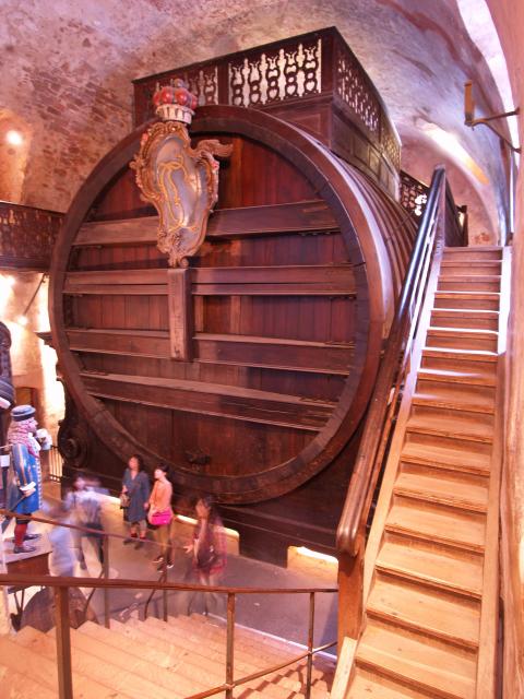 Das Große Fass ist eine Touristenattraktion im Heidelberger Schloss. Das heutige Wein-Fass ist das in vierte Riesenfass von 1751 für Kurfürst Karl Theodor und kann rund 222.000 Liter Wein aufnehmen.
