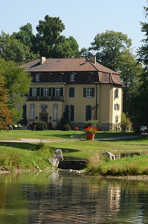 Parkspaziergang im Queen-Auguste-Victoria-Park im Sommer: genießen Sie die Schöneit der Landschaft