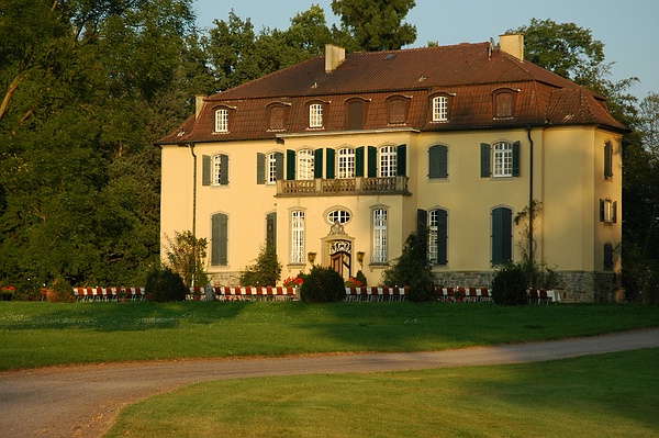 Es ist angerichtet für Besucher: die 40 Meter lange Tafel vor dem Schloss