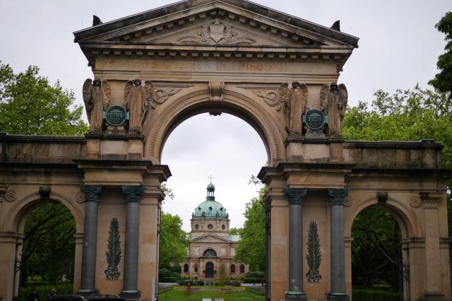 Sepulkralkultur à la Freiburg: Schwarzwald-Metropole bietet würdige Bestattungs-Kultur im schönsten Friedhofs-Dom Deutschlands.