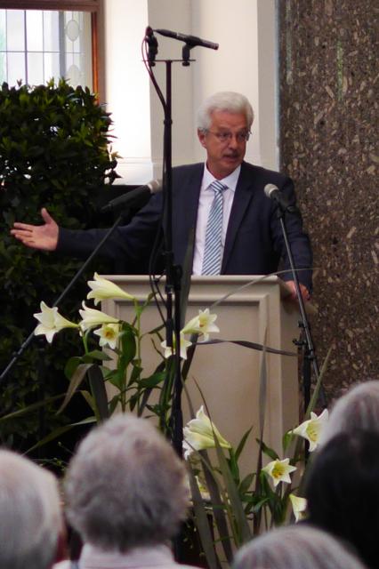 Freiburgs Erster Bürgermeister Otto Neideck spricht zur Sepulkralkultur à la Freiburg im schönsten Friedhofs-Dom Deutschlands.