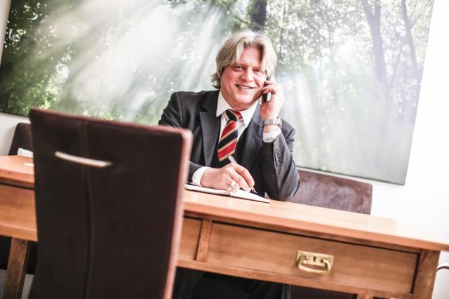 Roger Büttner [Bestatter / Trauerredner] 