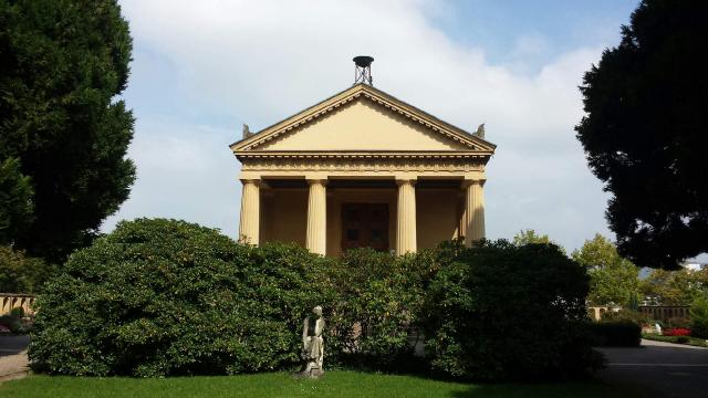 Mit dem Feuer zurück zu den Elementen des Seins: Im ehrwürdigen Krematorium Freiburg