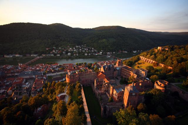 Die berühmteste Schloss-Ruinen Deutschlands: Das Heidelberger Schloss auf dem Königsstuhl. Wahrzeichen der Stadt Heidelberg und bis zur Zerstörung im Pfälzischen Erbfolgekrieg (1689 und 1693) Residenz der Pfälzer Kurfürsten. 