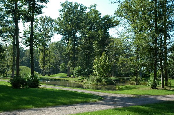 Traumlandschaft Queen-Auguste-Victoria-Park: Erdkegel und See