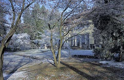 Verträumt und verschneit: Schloss Fulwellpark im Seitenblick