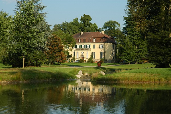 Wahre Gartenkunst: Das Schloss wird im Wasser des Queen-Auguste-Victoria-Park gespiegelt