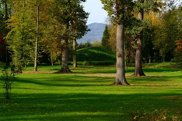 Für das menschliche Auge arangiert: mit alten Eichen gesäumter Weitblick durch den Park zum Kaiserstuhl