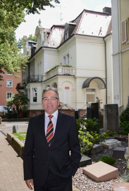 Der Rosen-Bestatter.: Karl-Heinz Müller, Inhaber des Freiburger Bestattungsinstituts K.H. Müller