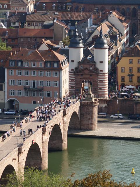 Heidelberg-Träume: Memories of Heidelberg sind Memories of you. Und von dieser schönen Zeit, da träum ich immer zu. Denn Memories of Heidelberg sind Memories vom Glück. Doch die Zeit von Heidelberg, die kommt nicht mehr zurück.
