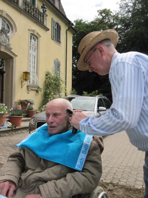 Weil der Denkmalschutz keinen Aufzug genehmigte kann der schwerbehinderte Vater nur im Hof empfangen werden: Werner Semmler spielt Hoffriseur bei seinem Vater Alois Semmler.
