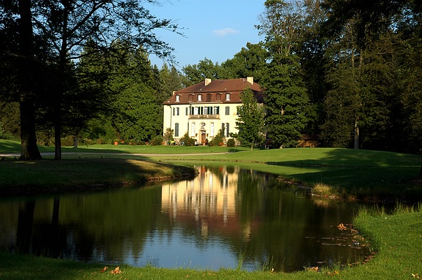 Das ist Gartenkunst im Queen-Auguste-Victoria-Park: Das Märchenschloss im Spiegel des Wassers