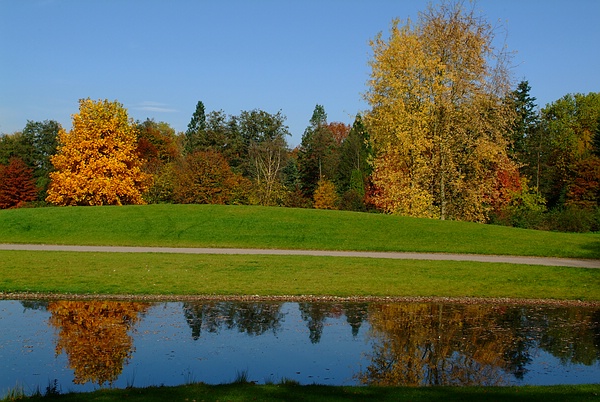 Auf dem Weg zum Herbst im Queen-Auguste-Victoria-Park