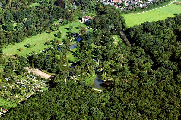 Blick aus der Vogelperspektive auf den Queen-Auguste-Victoria-Park und seine natürliche Auenlandschaft