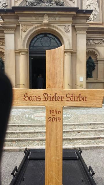 Am 5. September 2014 Abschied von den Lebenden: Das Keuz wartet auf  Hans Dieter Stirba, Freiburgs Gärtner der Gräber